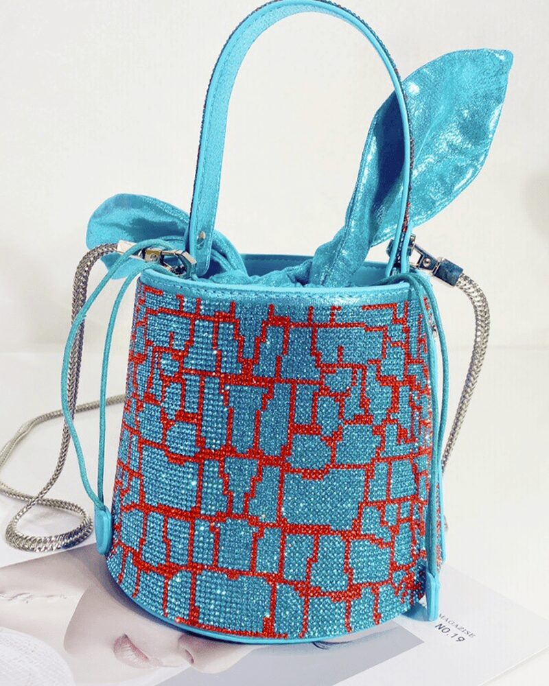 Sac à main Priscilla bicolore bleu rouge motif crocodile strass mise en situation.