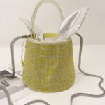 Sac à main Priscilla bicolore jaune blanc motif crocodile strass mise en situation.
