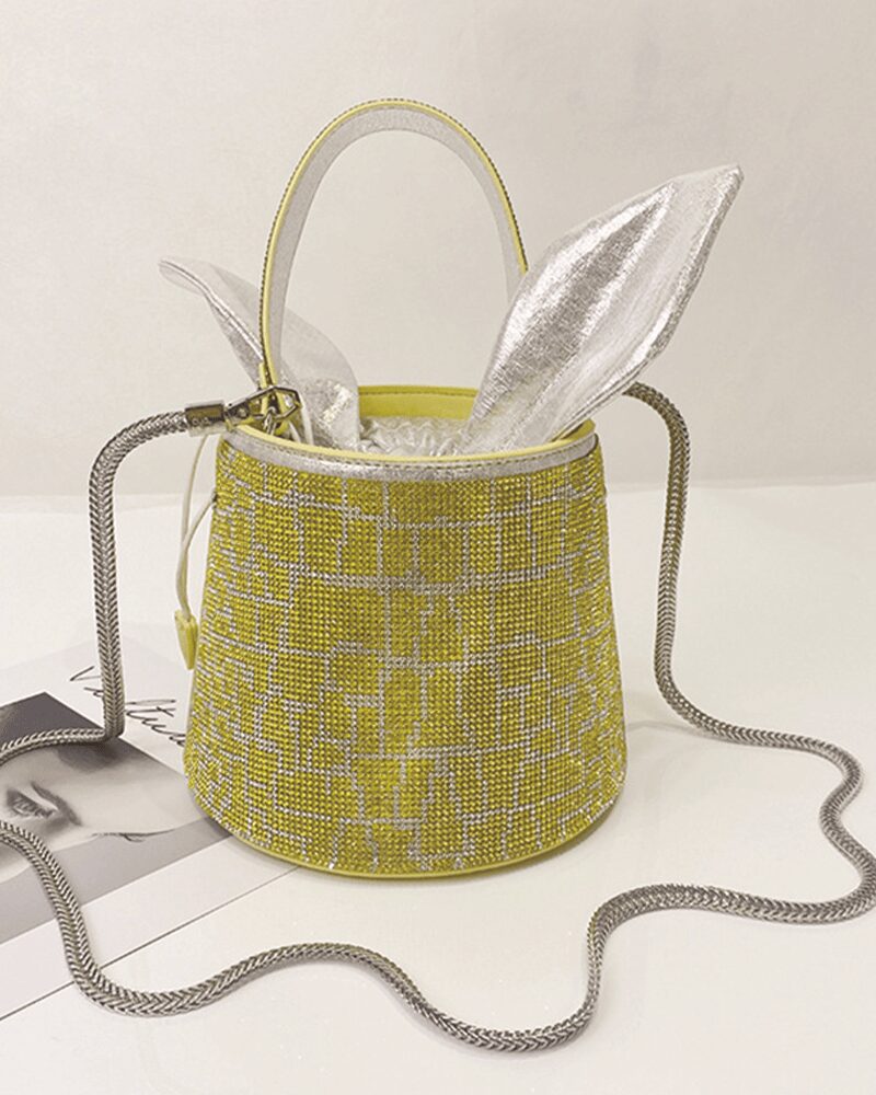 Sac à main Priscilla bicolore jaune blanc motif crocodile strass mise en situation.