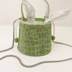 Sac à main Priscilla bicolore vert blanc motif crocodile strass mise en situation.