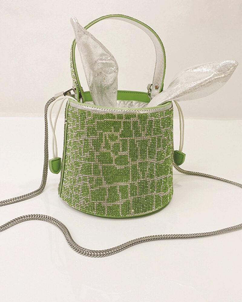Sac à main Priscilla bicolore vert blanc motif crocodile strass mise en situation.