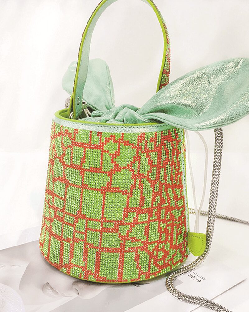 Priscilla, le sac à main bicolore vert et rouge, ajoutant une touche de glamour à chaque tenue.