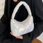 Femme tenant un sac à main blanc Randy.