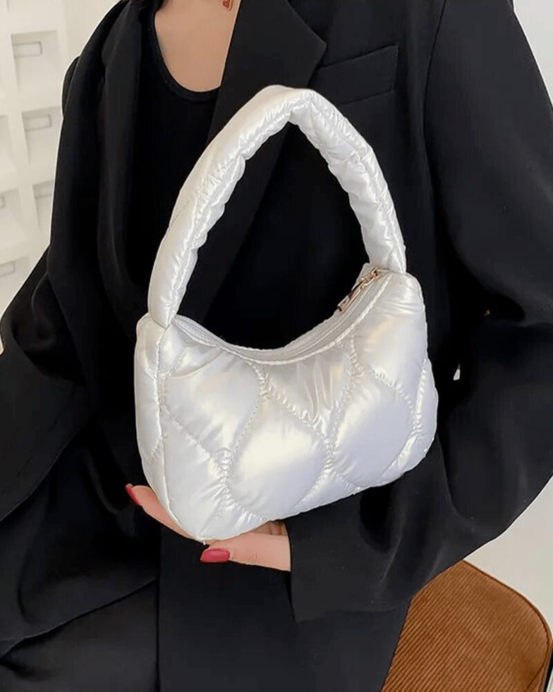 Femme tenant un sac à main blanc Randy.