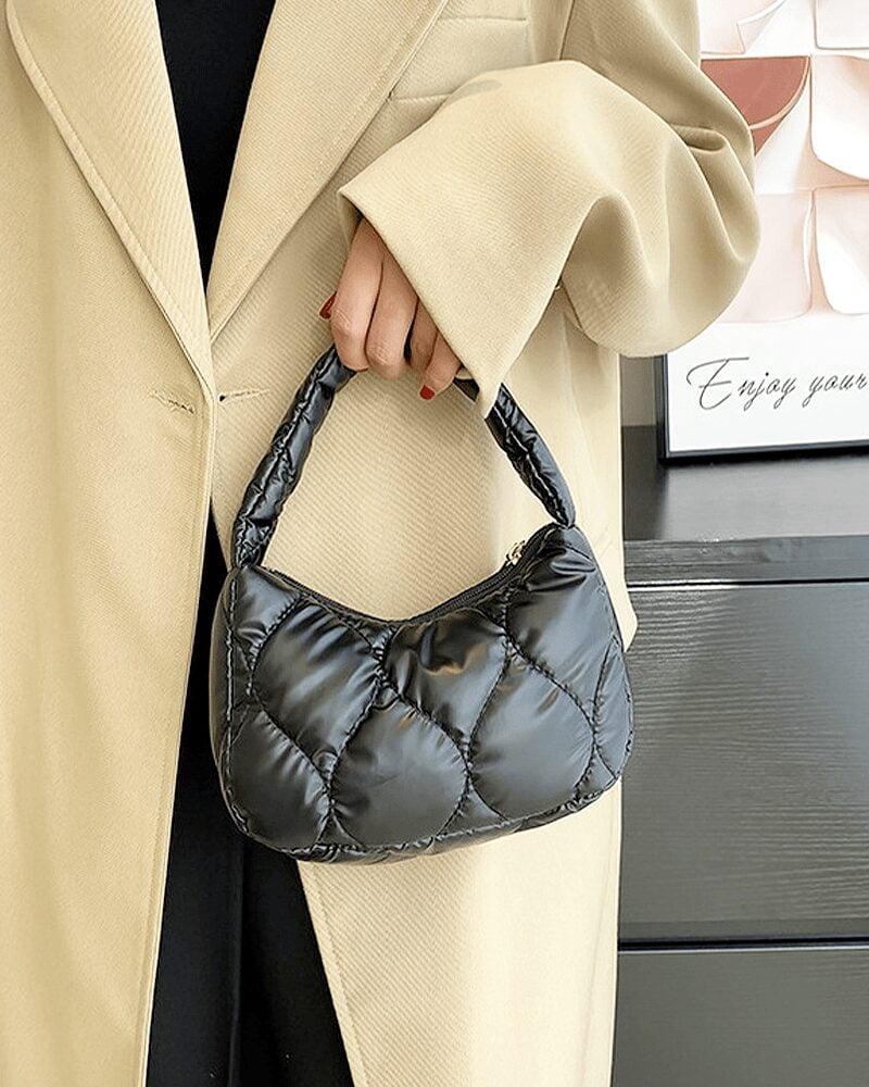 Femme tenant un sac à main noir Randy.