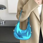 Sac à main Sara bleu clair vernis motif crocodile femme porté bras.
