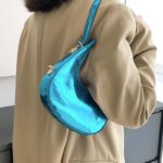 Sac à main Sara bleu clair vernis motif crocodile femme porté à l'épaule.
