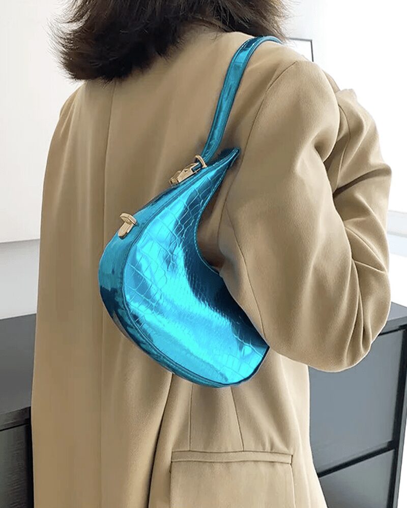 Sac à main Sara bleu clair vernis motif crocodile femme porté à l'épaule.
