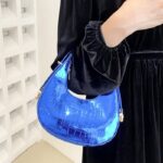 Sac à main Sara bleu vernis motif crocodile femme.
