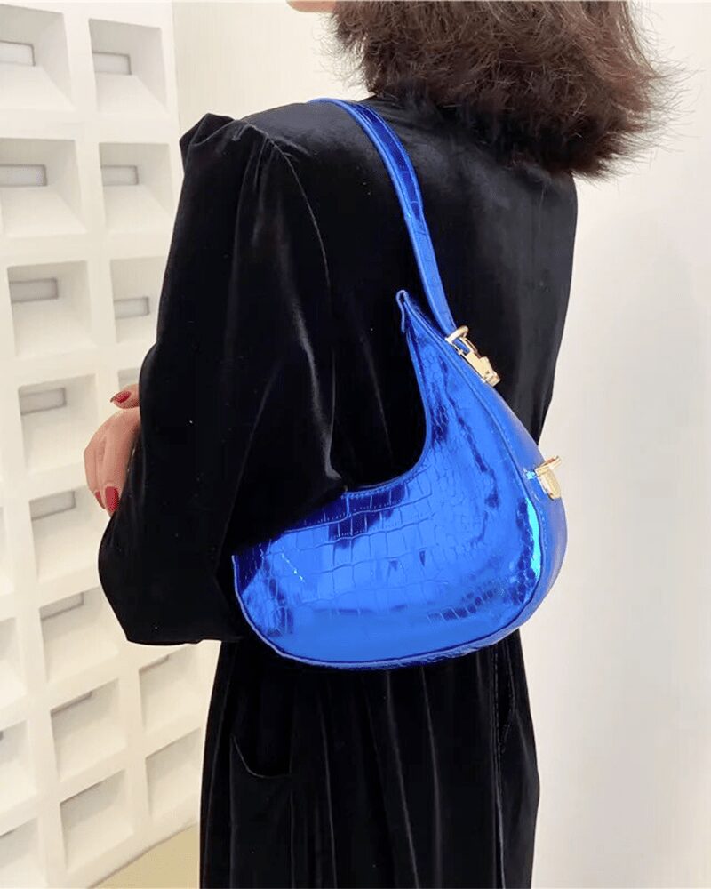 Sac à main Sara bleu vernis motif crocodile femme porté à l'épaule.