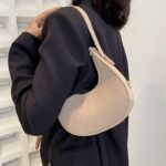 Selma sac à main beige pour femmes - Porté avec grâce à l'épaule.