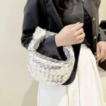 Sonia, sac à main tissé argenté pour femme, une touche de glamour pratique, à porter sur le bras. Disponible chez Izamel, la référence en matière de mode féminine.
