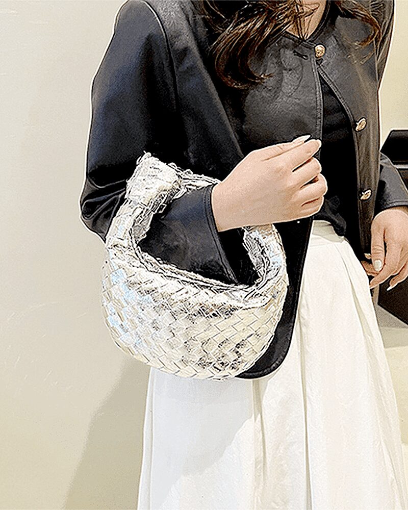 Sonia, sac à main tissé argenté pour femme, une touche de glamour pratique, à porter sur le bras. Disponible chez Izamel, la référence en matière de mode féminine.