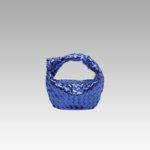 Sac à main Sonia bleu tissé pour femme, une pièce élégante pour compléter votre look. Disponible chez Izamel, votre destination mode de confiance.