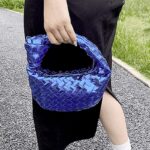 Sonia, sac à main tissé bleu pour femme, un accessoire pratique à tenir à la main. Disponible chez Izamel, votre boutique de référence pour la mode féminine.