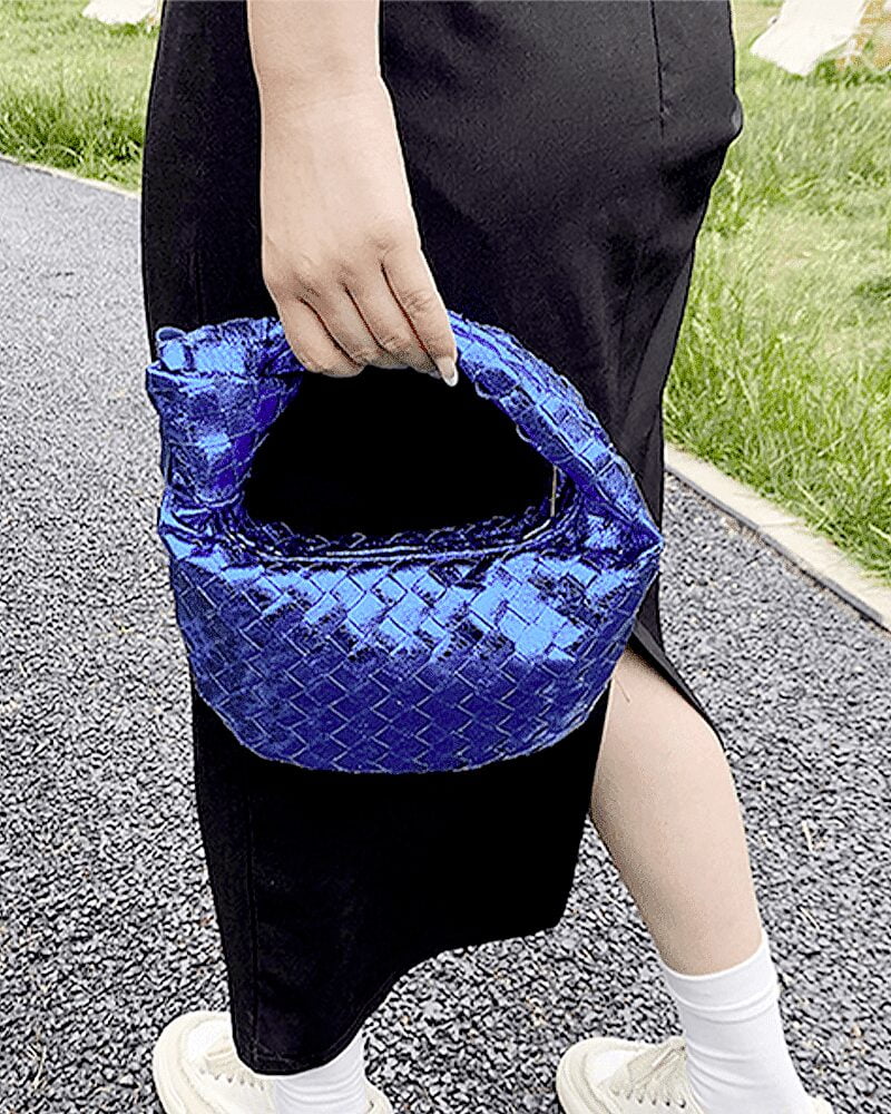 Sonia, sac à main tissé bleu pour femme, un accessoire pratique à tenir à la main. Disponible chez Izamel, votre boutique de référence pour la mode féminine.