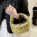 Sac à main tissé doré Sonia pour femme, une touche de glamour pratique, à porter sur le bras. Disponible chez Izamel.