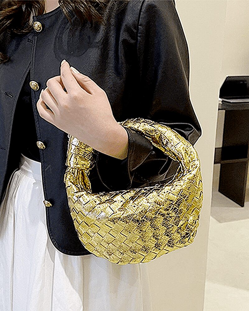 Sac à main tissé doré Sonia pour femme, une touche de glamour pratique, à porter sur le bras. Disponible chez Izamel.