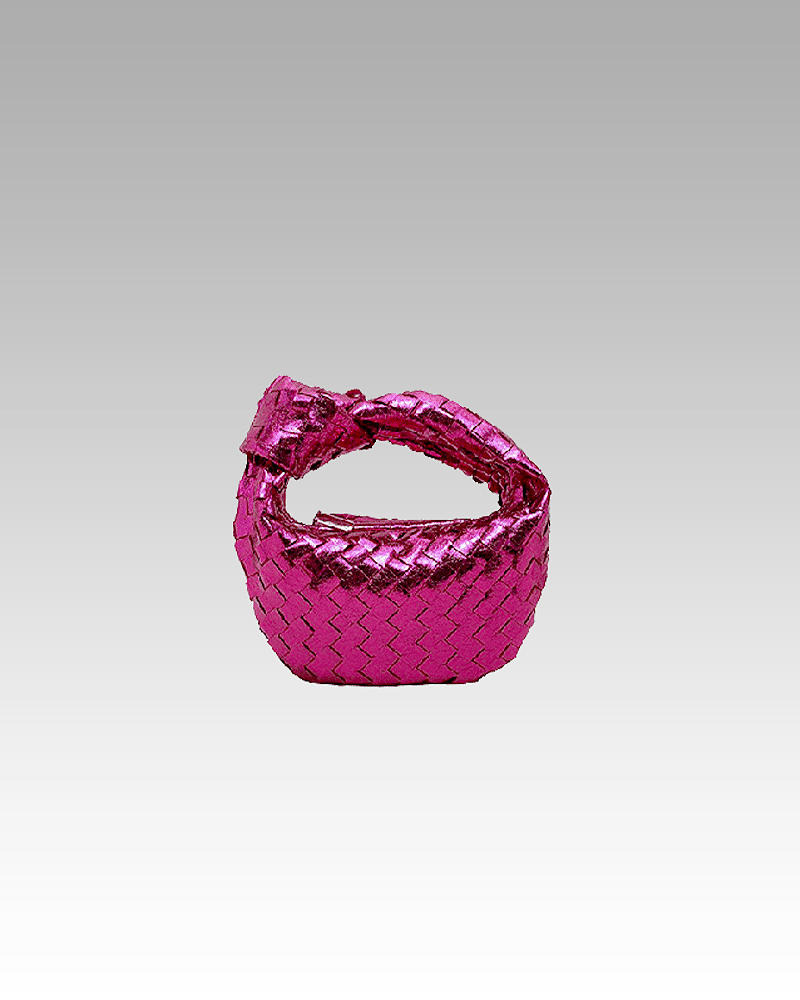 Élégance en rose : Le sac à main tissé Sonia, l'accessoire parfait pour la femme moderne. Découvrez-le chez Izamel."