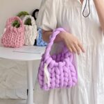 Vicky sac à main tricoté violet femme portant bras.