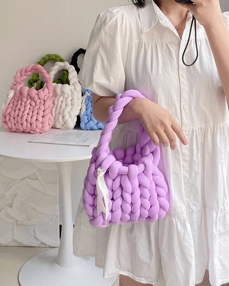 Vicky sac à main tricoté violet femme portant bras.