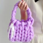 Vicky sac à main tricoté violet femme tenant main.