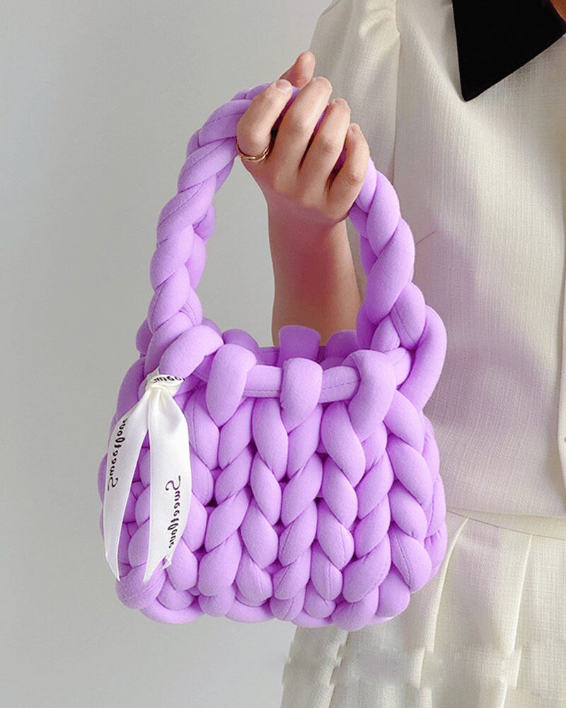 Vicky sac à main tricoté violet femme tenant main.