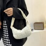 Sac à main blanc Wendy - Accessoire de mode porté par une femme sur le bras.