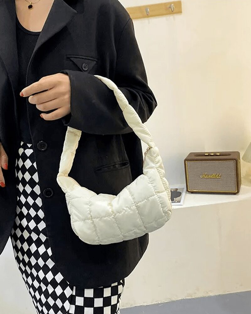 Sac à main blanc Wendy - Accessoire de mode porté par une femme sur le bras.