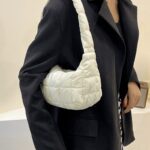 Sac à main blanc Wendy - Accessoire de mode élégant porté à l'épaule par une femme.