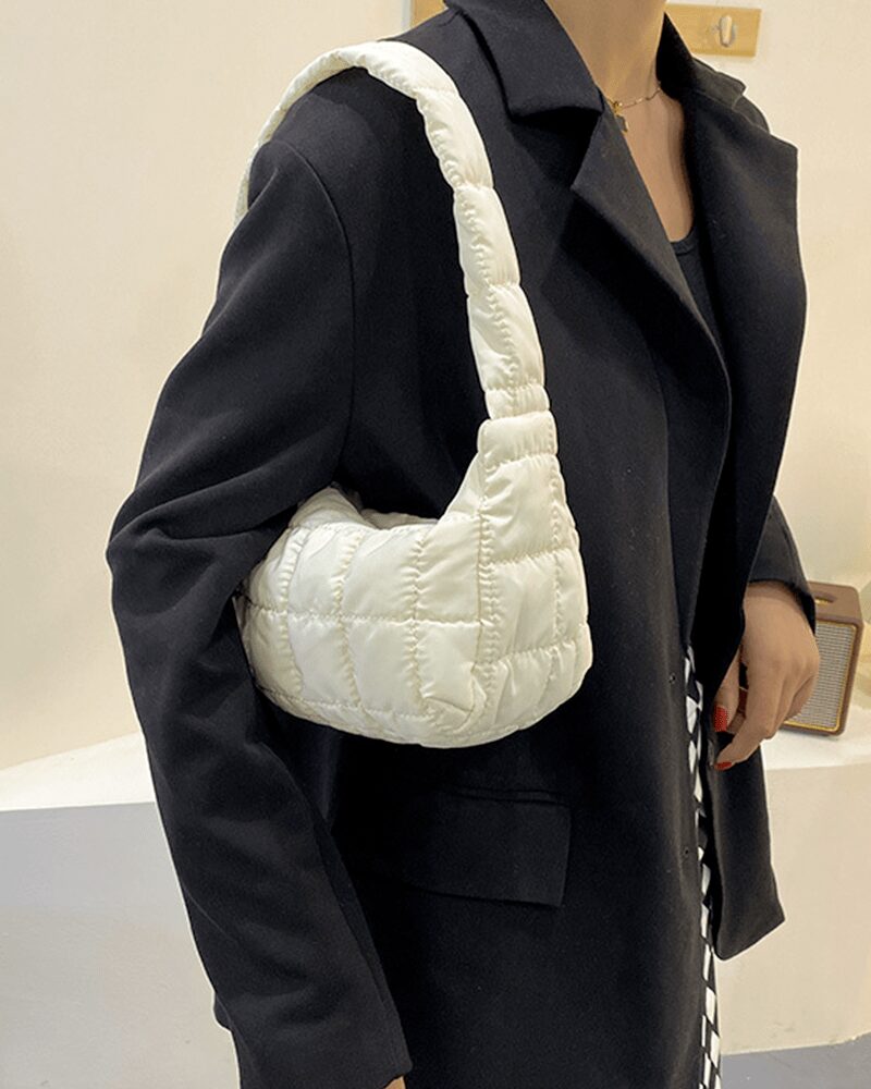 Sac à main blanc Wendy - Accessoire de mode élégant porté à l'épaule par une femme.
