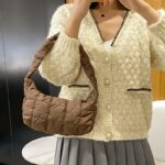 Sac à main marron Wendy - Accessoire de mode porté avec grâce par une femme sur le bras.