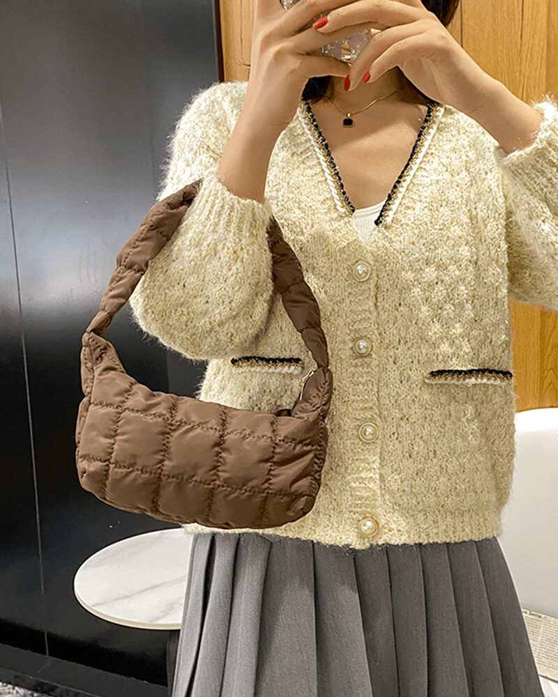 Sac à main marron Wendy - Accessoire de mode porté avec grâce par une femme sur le bras.