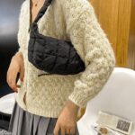 Sac à main noir Wendy - Accessoire tendance porté à l'épaule par une femme.