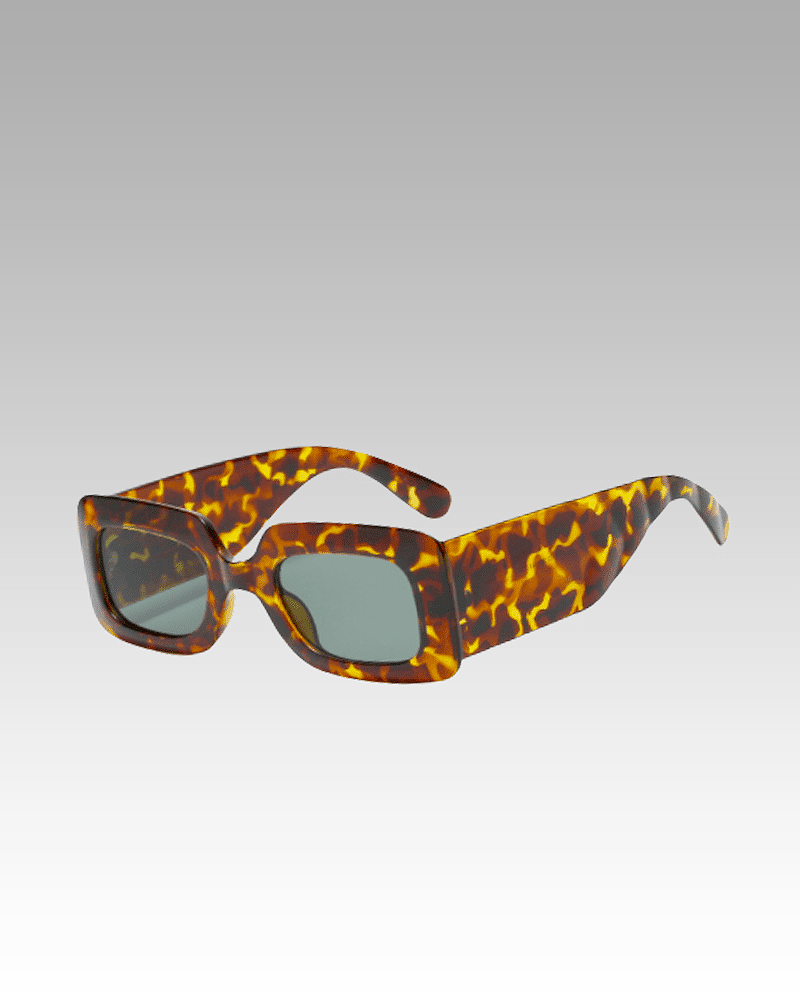 Élégance rétro avec les lunettes de soleil léopard vintage, une touche de style intemporel par Izamel.