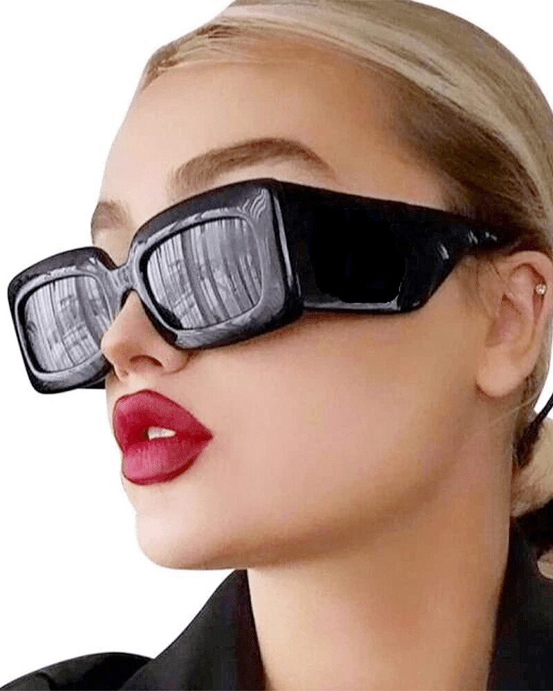 "Femme portant les lunettes de soleil 'Alice' noir vintage pour une protection UV400 et un look rétro.