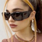 Femme portant les lunettes de soleil 'Alice' pour une protection UV400 et un style rétro.