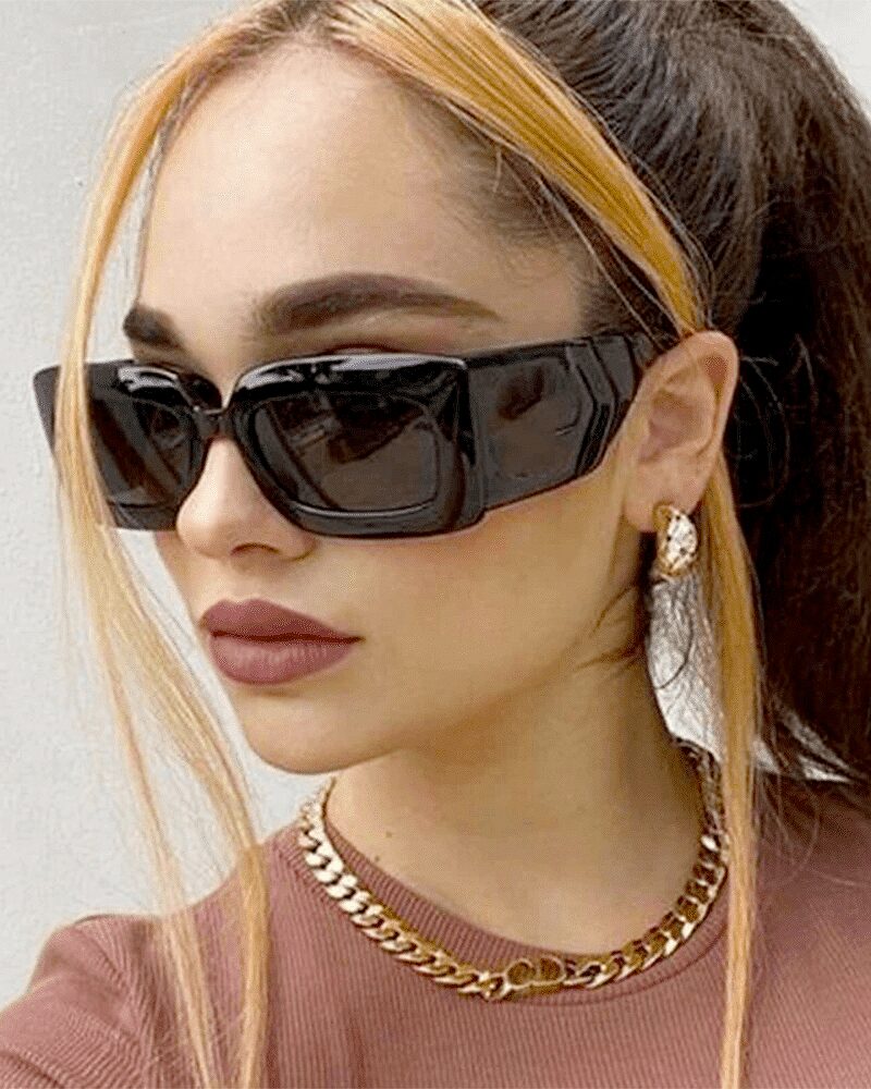 Femme portant les lunettes de soleil 'Alice' pour une protection UV400 et un style rétro.