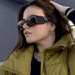 Femme élégante portant les lunettes de soleil 'Alice' pour une protection UV400 et un look vintage.