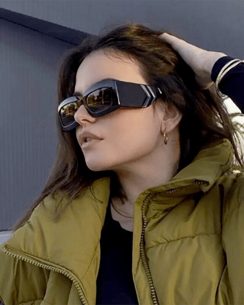 Femme élégante portant les lunettes de soleil 'Alice' pour une protection UV400 et un look vintage.