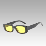 Lunettes de soleil tendance Becky noir et jaune avec protection UV400 pour femme, disponibles chez Izamel.