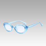 Lunettes de soleil bleu tendance Betsy avec protection UV400, portées par une femme, disponibles chez Izamel."