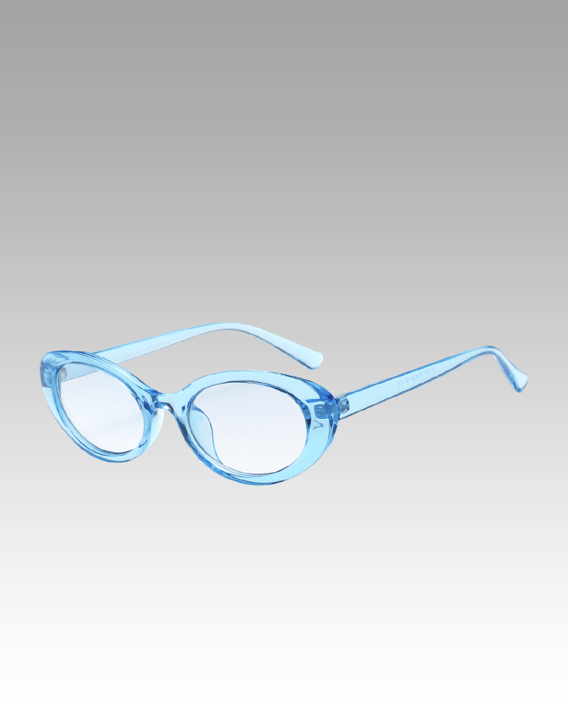 Lunettes de soleil bleu tendance Betsy avec protection UV400, portées par une femme, disponibles chez Izamel."