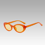 Lunettes de soleil orange tendance Betsy avec protection UV400, portées par une femme, disponibles chez Izamel.