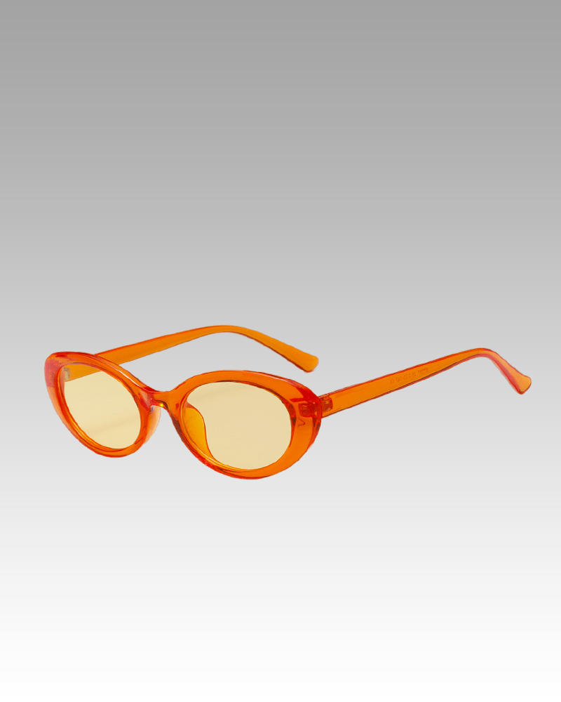 Lunettes de soleil orange tendance Betsy avec protection UV400, portées par une femme, disponibles chez Izamel.