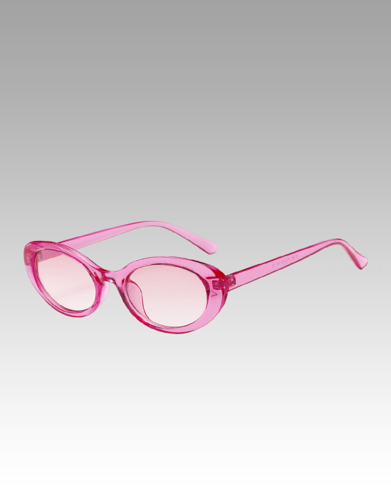 Lunettes de soleil rose tendance Betsy avec protection UV400, portées par une femme, disponibles chez Izamel.