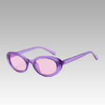 Lunettes de soleil Betsy violet tendance avec protection UV400, portées par une femme, disponibles chez Izamel.