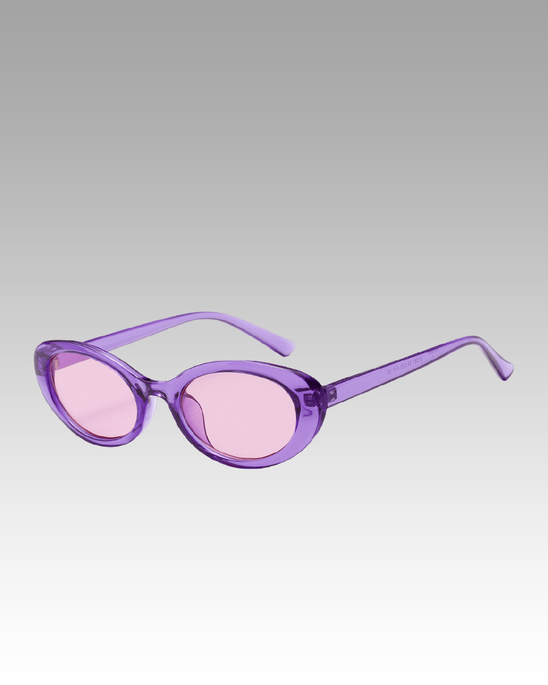 Lunettes de soleil Betsy violet tendance avec protection UV400, portées par une femme, disponibles chez Izamel.
