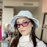 Lunettes de soleil violet tendance Betsy avec protection UV400, portées par une femme.