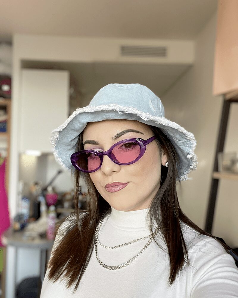 Lunettes de soleil violet tendance Betsy avec protection UV400, portées par une femme.